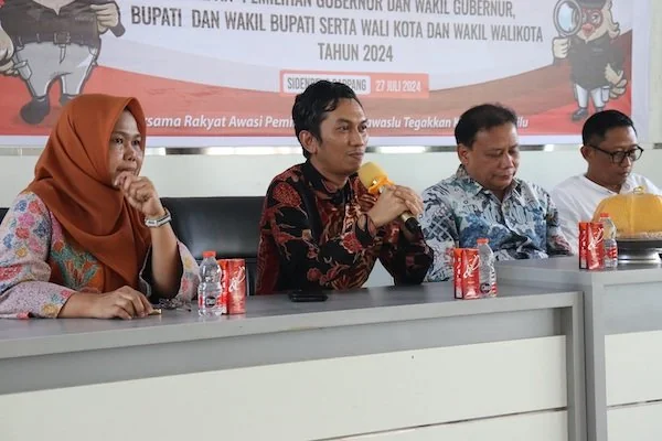 Anggota Bawaslu Sulsel Abdul Malik dan jajaran Bawaslu sidrap saat kegiatan sosialisasi.