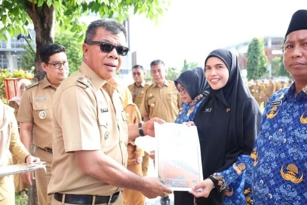 Bupati Andi Utta Serahkan SK PPPK Paruh Waktu. (Dok: Ist)