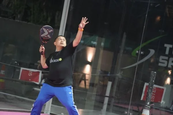 Wali Kota Makassar, Munafri Arifuddin saat unjuk kebolehan di Lapangan Padel Top Spin Arena, (Dok: Ist).