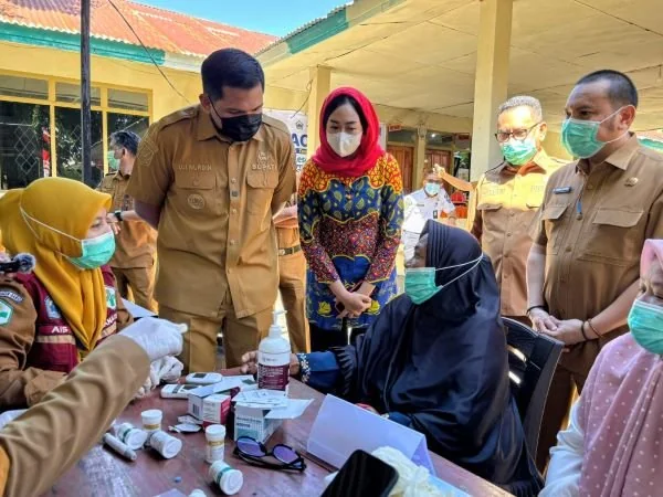 Bupati Bantaeng, M. Fathul Fauzy Nurdin didampingi Ketua Tim Pengerak PKK Bantaeng, Gunya Paramasukhaputri, membuka Kegiatan Tracing Tuberkulosis (TB) Terintegrasi dengan Cek Kesehatan Gratis (CKG) di Kabupaten Bantaeng. (Dok: Ist)