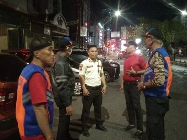Tim Reaksi Cepat (TRC) Perumda Parkir Makassar memberi edukasi kepada juru parkir (Dok : Ist).