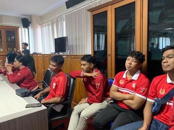sejumlah atlet Sulsel yang berlaga pada PON XXI Aceh-Sumut mengikuti Rapat Dengar Pendapat terkait bonus atlet, di Kantor DPRD Sulsel, Senin (23/06).
