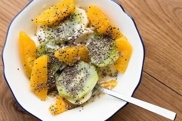Chia seed kerap dicampurkan dalam olahan es buah, salad, oatmeal hingga puding (Dok: Int)