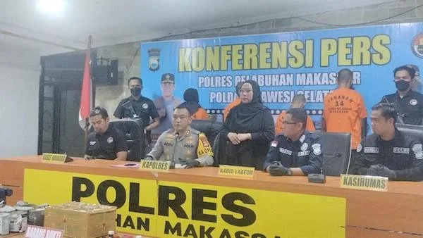 konferensi pers penangkapan pelaku peredaran narkoba di Polres Pelabuhan Makassar (Dok : Atri KabarMakassar)