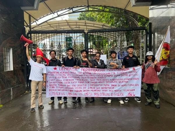 Sejumlah Aktivis yang tergabung dalam Lembaga Pergerakan Mahasiswa (LPM) menggelar aksi unjuk rasa di depan Kantor Kejaksaan Agung (Kejagung) Republik Indonesia. (Dok: Ist)