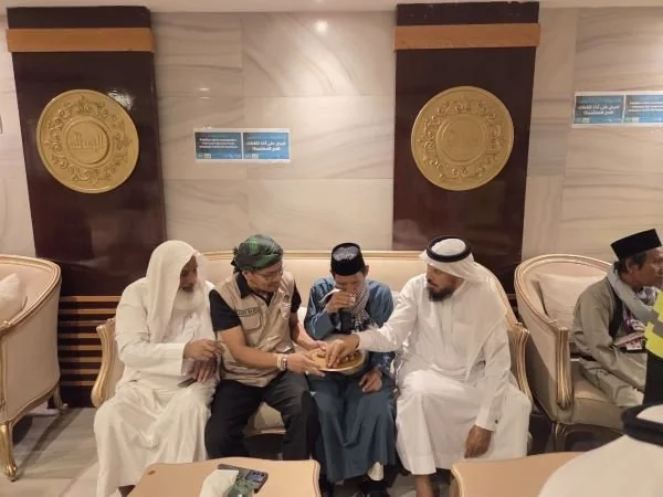 (Kedua dari kanan) jemaah haji asal Kabupaten Sinjai, Saifuddin HM Abd Muin Saideng saat dijamu Pemerintah Arab Saudi. (Dok: Ist)