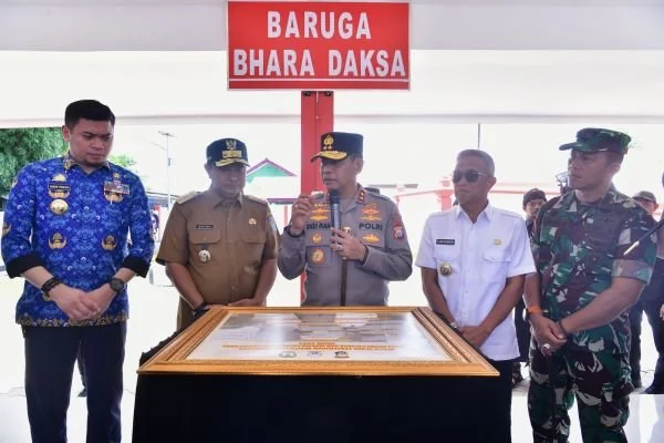 Pj Gubernur Sulsel, Bahtiar Baharuddin bersama Kapolda Sulsel, Irjen Pol Andi Rian R Djajadi bersama Bupati Gowa, Rabu (17/4).