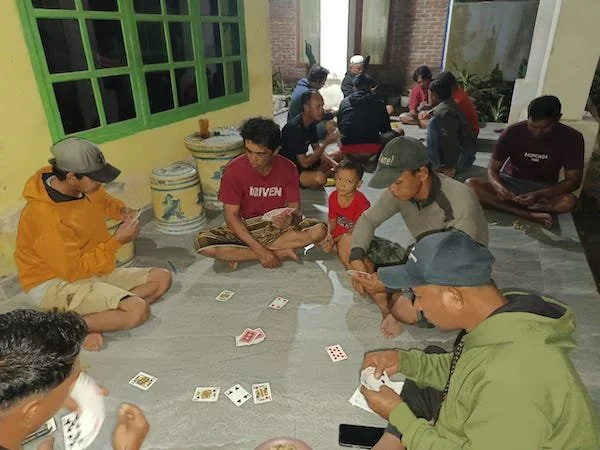 Warga Dusun LikuKokrong Desa Bontonyeleng mengikuti Lomba kartu Remi (Fitri)