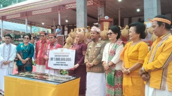 Penyerahan bantuan Rp7 miliar kepada Bupati Tana Toraja Zadrak Tombeng oleh Wakil Gubernur  Fatmawati Rusdi didampingi Gubernur Sulsel Andi Sudirman Sulaiman, dan Anggota DPRD Provinsi Sulsel (Dok: Jerni Bening KabarMakassar)