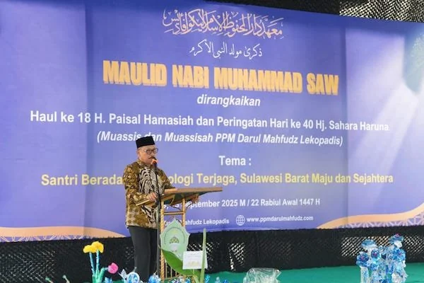 Gubernur Sulbar Suhardi Duka saat menghadiri peringatan maulid di Polman sekaligus menyerahkan bantuan(dok:ist)