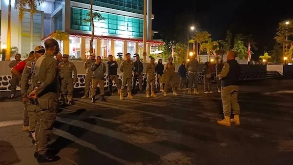 Satpol PP Sulbar saat melakukan penjagaan ketat di kawasan perkantoran Pemprov Sulbar di Malam hari(dok:ist)