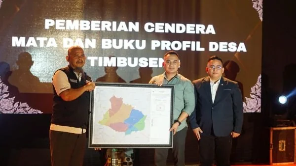 Pemberian cendera mata dan buku profil Desa Timbusen (Dok : Ist).