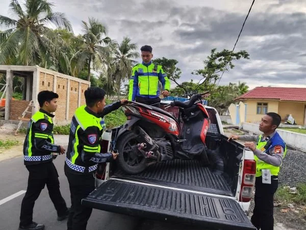 Satlantas Polres Majene saat patroli dan mengamankan satu unit motor knalpot brong (Dok : Ist).