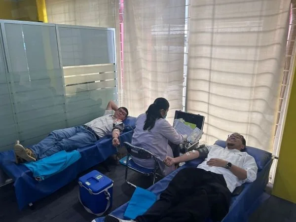 IOH menggelar kegiatan donor darah bekerja sama dengan Palang Merah Indonesia (PMI) Kota Makassar Jalan Slamet Riyadi no. 4 Makassar pada Senin (6/5).