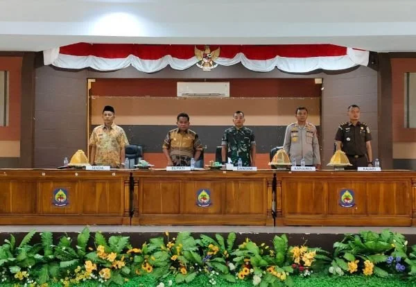 Pj Bupati Jeneponto, Junaedi Bakri bersama Forkopimda saat menggelar rapat persiapan pelaksanaan Pilkada Serentak Tahun 2024 di Ruang Pola Kantor Bupati Jeneponto (Dok : Ist).