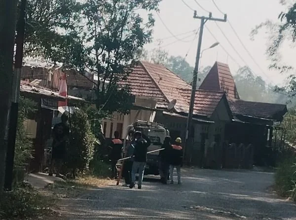 Salah satu kegiatan pemangkasan pohon oleh petugas PLN ULP Rantepao untuk peningkatan keandalan listrik di Toraja Utara (Dok: Jerni Bening KabarMakassar)