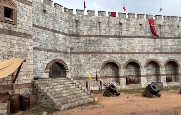 Area dalam replika Tembok Konstantinopel yang menjadi latar utama pertempuran dalam serial televisi Turki "Mehmed: Fetihler Sultanı" atau "Mehmed: Sultan of Conquests" di TRT Platolari atau TRTInternational Film Studios, Çekmeköy, Istanbul. ANTARA/Lia Wan