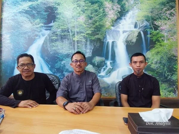 Kepala Kesbangpol Sulbar, Sunusi bersama Kabid Bina Ideologi dan Wawasan Kebangsaan, Darwis serta Tenaga Ahli Aplikasi Transparansi Paskibraka Sulbar, Danar (Dok : Ist).