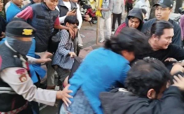 Polisi Amankan Para Demonstran Bawa Senjata Tajam