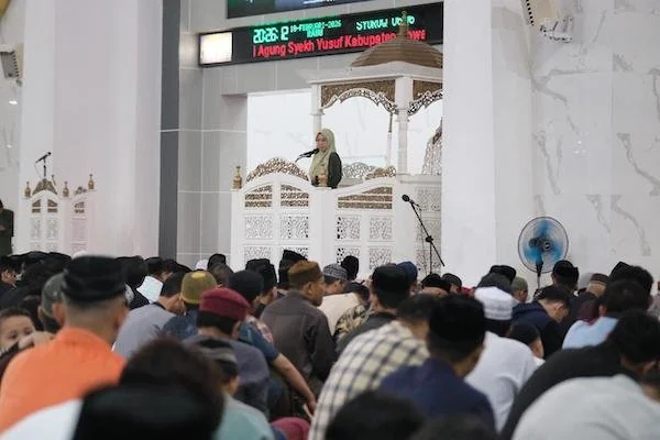 Bupati Gowa, Sitti Husniah Talenrang saat Memberikan Sambutan di Terawih Pertama, (Dok: Ist).