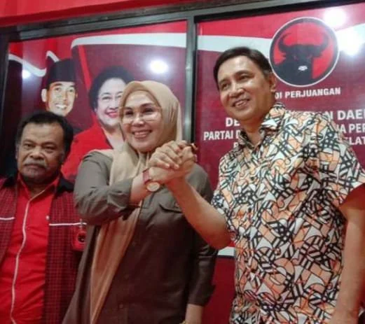 Bakal calon Bupati Barru Andi Ina Kartika Sari (kedua kiri) melakukan salam komando dengan Sekretaris DPD PDIP Sulsel Rudi P. Goni usai mengikuti uji kelaikan dan kepatutan di kantor PDIP Sulsel, Makassar, Selasa (11/6).