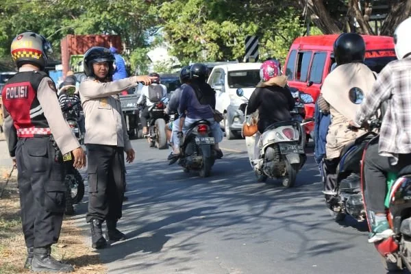 Kapolres Jeneponto, AKBP Widi Setiawan saat turun langsung mengamankan situasi jalannya proses pendaftaran Cakada 2024 (Dok : Ist).