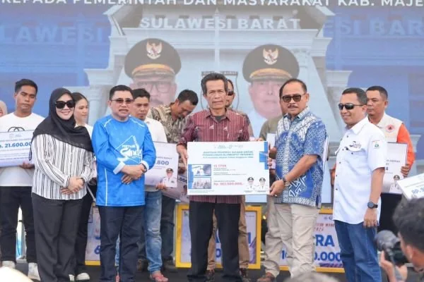 Penyerahan secara simbolis Gubernur Sulbar kepada  Pj. Kepala Desa Ulumanda, Ismail (Dok : Ist).