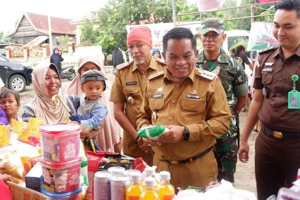 Pj Bupati, Junaedi Bakri bersama Kepala Kejaksaan Negeri Jeneponto, Dinas Ketahanan Pangan, Dinas Pertanian, Perwakilan Polres Jeneponto, dan TNI saat menghadiri pasar murah di Desa Pallantikang, Kecamatan Bangkala, Kabupaten Jeneponto (Dok : Ist).