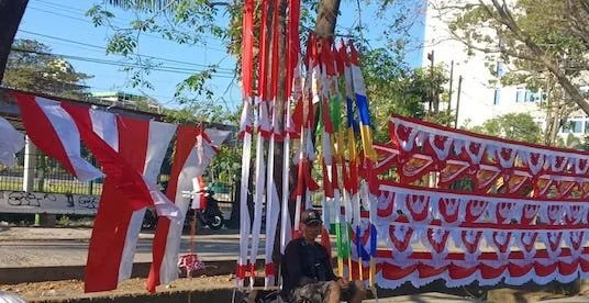 Penampakan Penjual Bendera dan Umbul-umbul 17 Agustus (Dok: KabarMakassar).