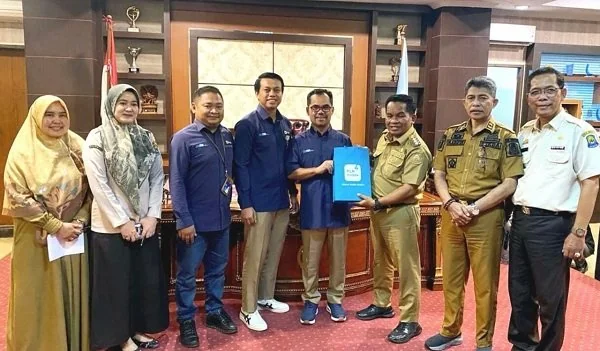 Pj Bupati Junaedi Bakri dengan Manager PLN UP3 Bulukumba, Agus priyanto didampingi Kepala UPT PLN Rayon Jeneponto, Hendra usai melakukan Penandatanganan MoU di Ruang Bupati Jeneponto.