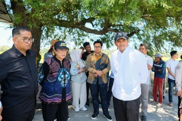 Direktur Jenderal Otonomi Daerah (Dirjen Otda) Kemendagri, Akmal Malik, bersama Ketua Umum YSPN, Marsekal Madya TNI (Purn) Daryatmo dan Bupati Bantaeng saat mengecek lokasi ketahanan Pangan (Dok : Ist).