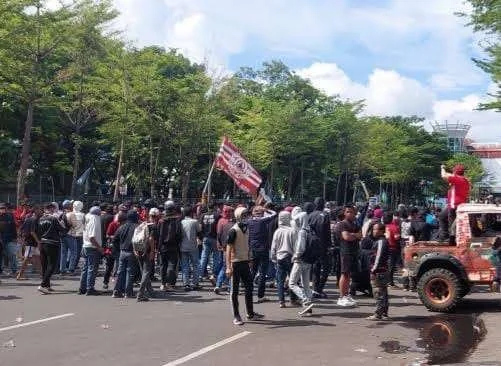 Aksi unjukrasa suporter PSM Makassar di depan Menara Bosowa jalan Jenderal Sudirman Makassar, Senin (18/12).
