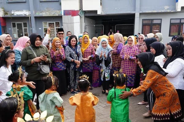 Bunda PAUD Sulsel, Ninuk Triyanti Zudan saat mengunjungi PAUD rusunawa baru (Dok: Ist)