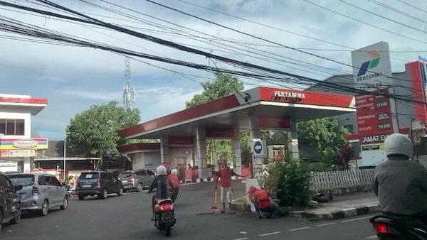 Antrian kendaraan di SPBU Makassar (dok. Syamsi/KabarMakassar)