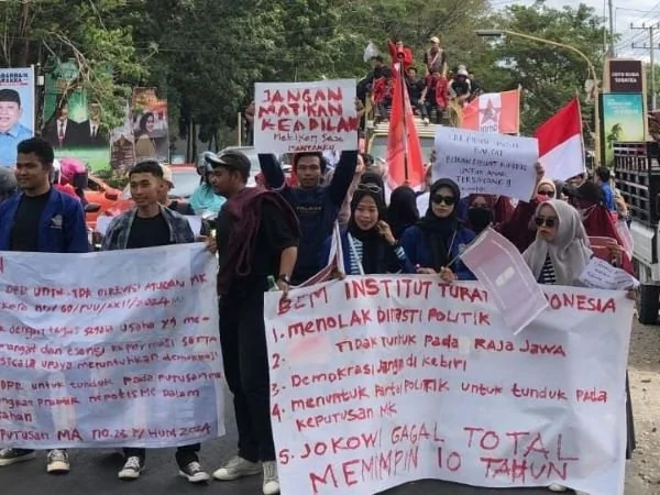Sejumlah Organisasi Kemahasiswaan dari Badan Eksekutif Mahasiswa (BEM) dan Organisasi Kemasyarakatan Pemuda (OKP) saat  menggelar aksi demonstrasi di pertigaan Jl. Belokallong, Kecamatan Binamu, Kabupaten Jeneponto (Dok : Ist).