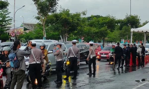 Personil Kepolisin yang melakukan pengamanan di Lokasi Debat (Dok: Atri KabarMakassar)