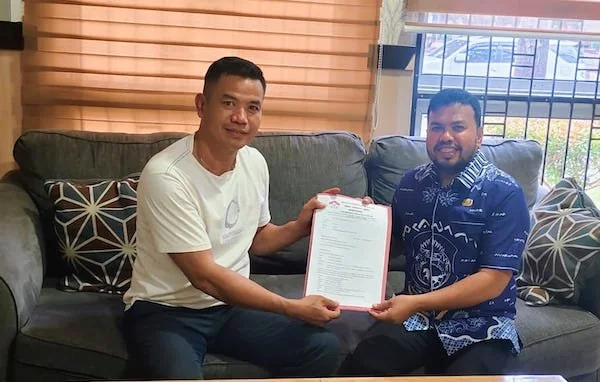 Ketua LPK Sulsel Hasan Anwar, saat menyerahkan surat laporan dugaan pelanggaran kode etik ASN ke Kabag Umum Pemkab Jeneponto.(ist).