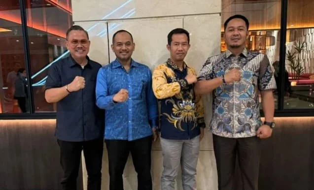 Kedua dari kiri pasangan bakal calon Walikota dan Wawali Palopo 2024 Trisal-Ome bersama Capt Unru Baso. Foto IST