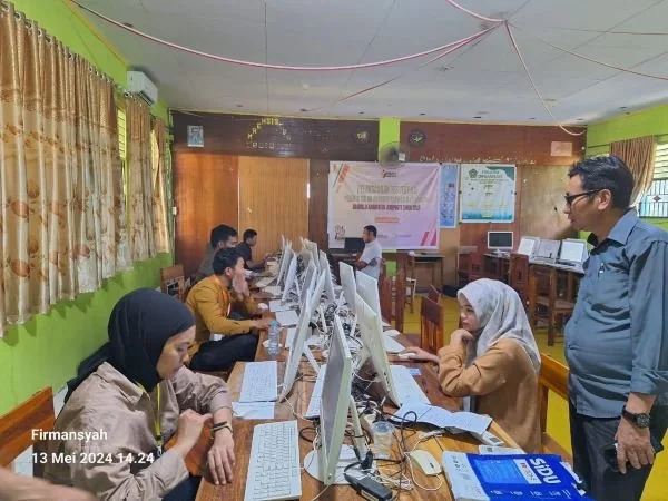 Para peserta Panwascam terlihat serius saat mengikuti  seleski CAT di Laboratorium Komputer Madrasah Aliyah Negeri Jeneponto.