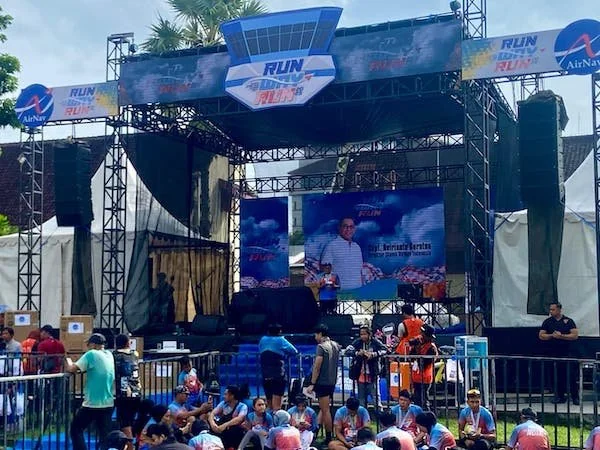 Runway Run 2025 digelar oleh AirNav Indonesia, acara ini berhasil gaet ribuan peserta pada pelaksanaannya di Benteng Fort Rotterdam (Dok: Nofi KabarMakassar)