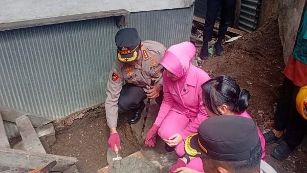 Kapolrestabe Makassar, Kombes Pol Arya Perdana saat meletakan batu pertama di rumah warga yang mendapatkan program beda rumah oleh Polri (Dok: Ist)