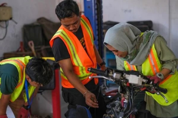 Siswa SMK jurusan otomotif sedang melakukan magang di industri (dok. Ist)