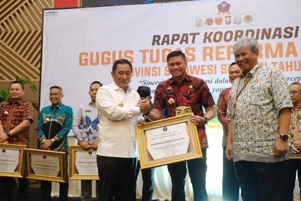 Pj Gubernur Sulsel, Bahtiar Baharuddin menyerahkan pnghargaan kepada Bupati Gowa, Adnan Purichta Ichsan.