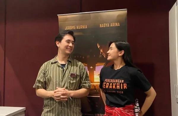 Pemeran film Penerbangan Terakhir, Jerome Kurnia dan Nadya Arina mengapresiasi antusias penonton di Makassar (Dok: Nofi KabarMakassar)