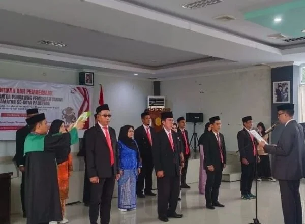 Ketua Bawaslu Kota Parepare secara resmi melantik 12 anggota Panitia Pengawas Pemilu (Panwaslu) Kecamatan se-Kota Parepare, Sulawesi Selatan, Jumat (24/5).