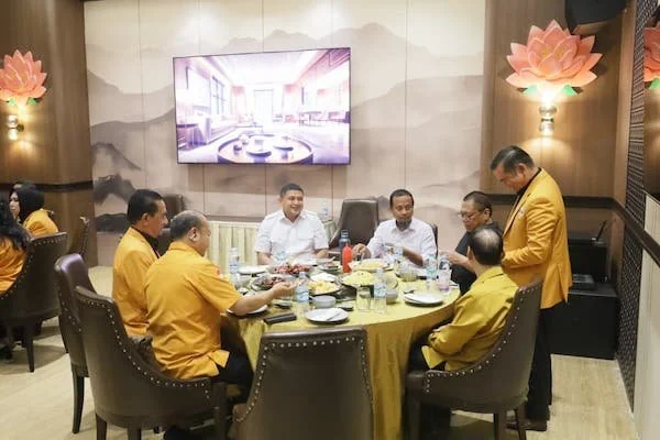 Wali Kota Makassar, Munafri Arifuddin, bersama Ketua Umum Partai Hati Nurani Rakyat (Hanura), Oesman Sapta Odang (OSO), (Dok: Ist).