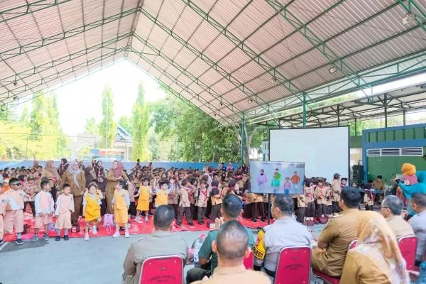 Bupati Bantaeng, M. Fathul Fauzy Nurdin, saat berbaur bersama 400 siswa yang terdiri dari 350 siswa SD dan 50 siswa TK, di Lapangan Tenis Pelti Bantaeng (Dok : Ist).
