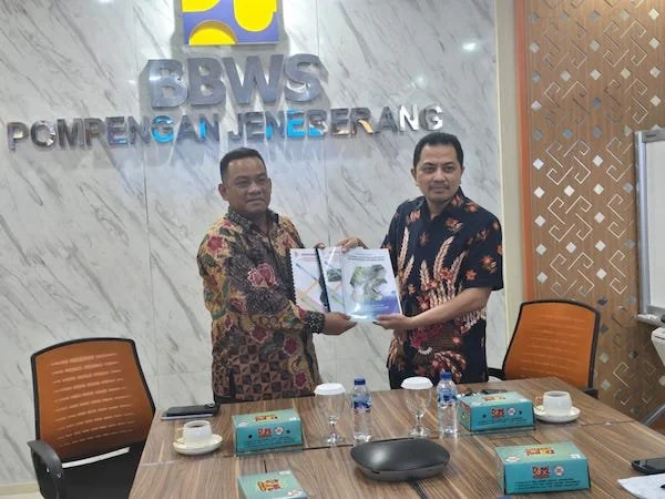 Bupati Luwu Patahudding saat menyerahkan proposal pembangunan ke BBWS Pompengan Jeneberang (dok. Ist)