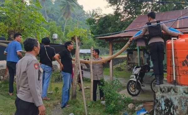 Polresta Mamuju Salurkan Bantuan Air Bersih Warga Terdampak El Nino. (Dok: Ist)