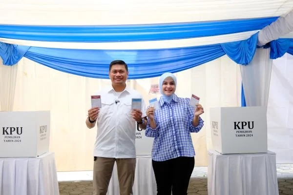 Bupati Gowa, Adnan Purichta Ichsan didampingi Ketua TP PKK Kabupaten Gowa, Priska Paramita Adnan menggunakan hak pilihnya di TPS 004 (Dok : ist).